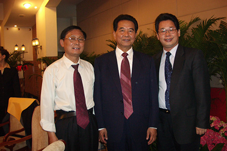 吳官正書記與楊洪總裁及高成主任在清華大學校友聚會上。